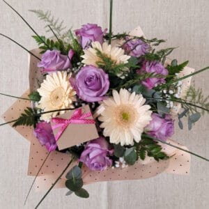 romanticka-kytica-s-fialovymi-ruzami-a-kremovymi-gerberami