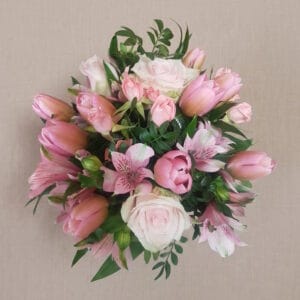jarna-kytica-s-ruzovymi-tulipanmi-a-ruzami