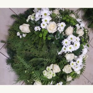 zivy-smutocny-veniec-z-bielych-kvetov-80-cm