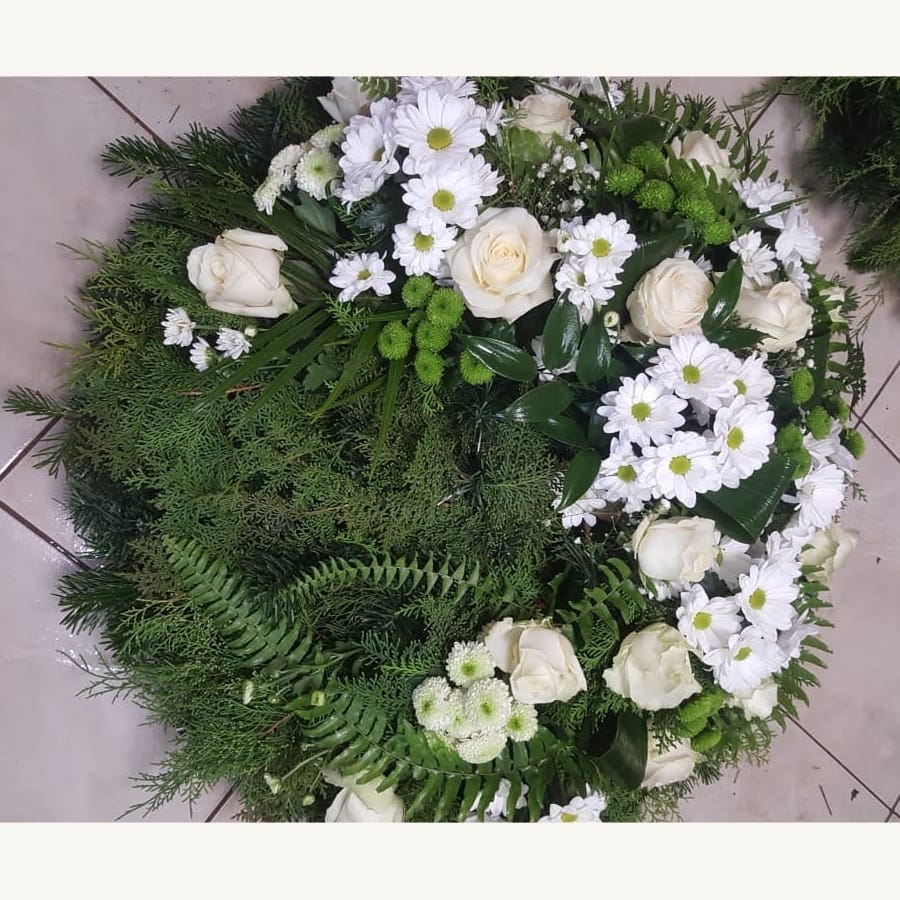 Živý smútočný veniec z bielych kvetov (80 cm)