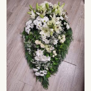 zivy-majestatny-smutocny-aranzman-slza-z-bielych-lalii-70x90-cm