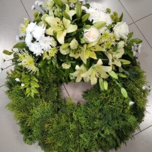 zivy-smutocny-veniec-s-bielymi-laliami-70-cm