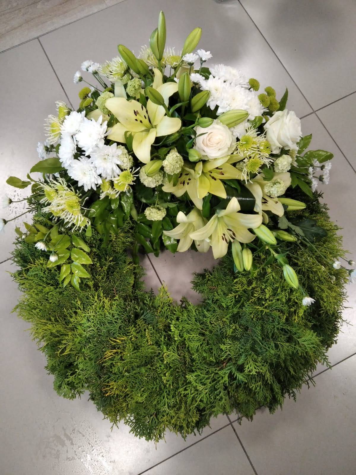 Živý smútočný veniec s bielymi ľaliami (70 cm)