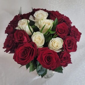 romanticka-kytica-z-cervenych-a-bielych-ruzi